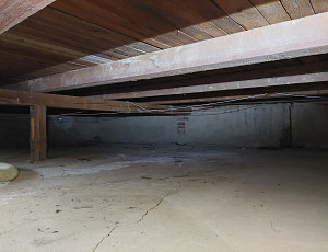 Zateplení řadového domku s pultovou střechou pomocí foukané izolace